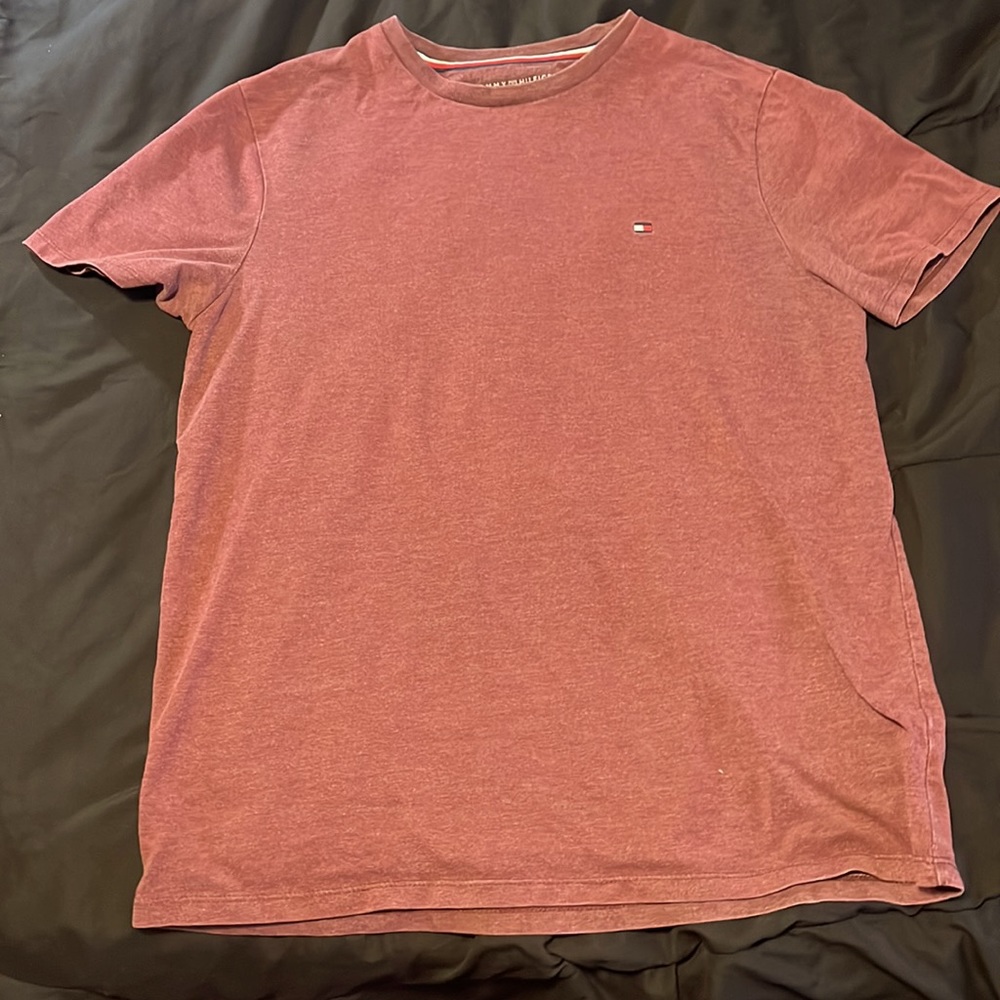 Tommy Hilfiger men’s maroon tee shirt (medium)